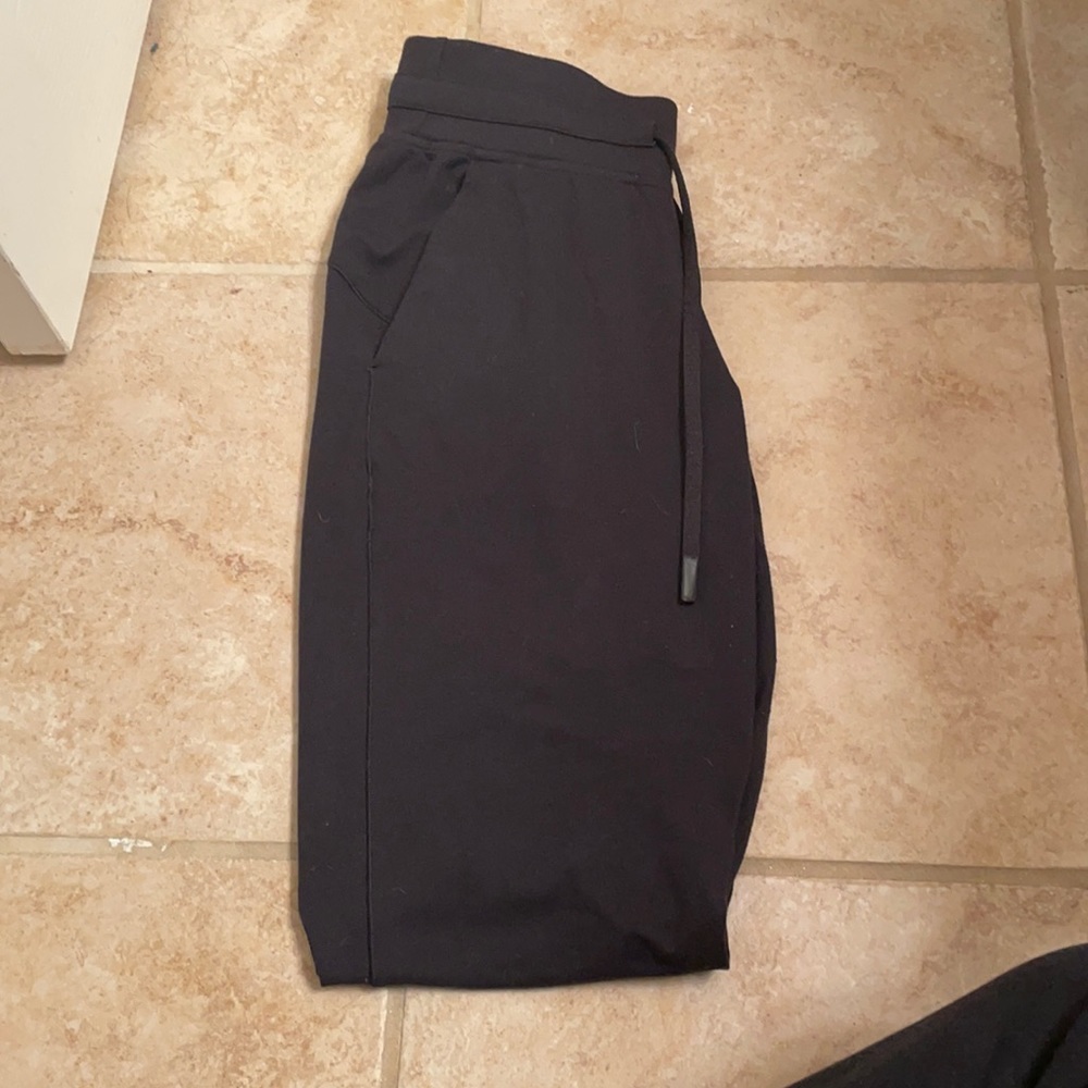 black lululemon joggers
